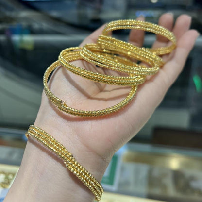 Elegant 18K Gold Elastic Bangle